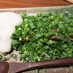 鳥茂 - 牛サガリにネギととろろ。肉が隠れるくらいにネギととろろが。これはなかなか美味しい！