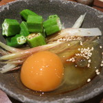 鳥茂 - オクラとミョウガに生卵。よく混ぜて食べるのですがこれが美味しい！