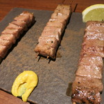 鳥茂 - レバー。レア焼きなのですがまるで湯通ししたかのような表面の柔らかさ。