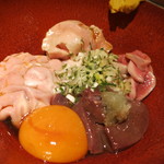 鳥茂 - 刺身盛りあわせ2500円（1人前）、豚の脳みそ、レバー、胃袋、コブクロの4品。