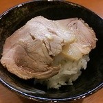 中華そば うえまち - 煮豚をご飯に乗っけて、勝手にチャーシュー丼