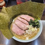 横浜家系ラーメン 作田家 - ネギもシャキ