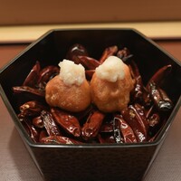 美会 - 鱧のフリット、発酵させたちゃんビールの衣、上に新玉ねぎと発酵ウドのペースト