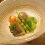 新ばし 星野 - 煮物はアワビに車海老、小芋、姫竹、そら豆です。