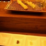 天ぷら旬菜　由庵 - アスパラガス(奥)              手前は塩(左から平水塩、抹茶塩、梅塩、大根おろし)