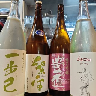 こだわりの日本酒やサワーなど、多彩なドリンクが楽しめる！
