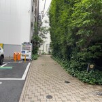 鮨 龍次郎 - この奥にお店はあります