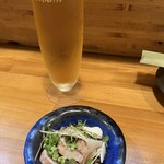 酒と肴 直 - 料理写真:生中とお通し（鰹のたたき）