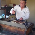 焼まんじゅう折原 - ご主人がタレを丁寧に塗ります