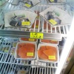 丸惣 - 魚介類と豆腐、サラダなどが並ぶ「冷蔵棚」。黄色いシールは値段。