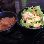 Magurono Ie Shin - ランチ なかおち丼
                        美味しい小鉢にサラダ☆
