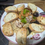 ナカガワ☆スエ食堂 - マスターオリジナルのクリームパスタの肉だんごとトーストバゲット添え　