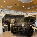 ラーメン大戦争 - 店内にはクルマが…