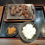 感動の肉と米 - 赤身カットステーキ、牛しぐれ