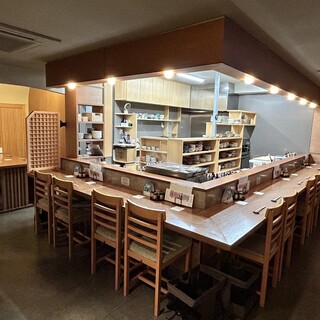 5名様テーブルも完備。隠れ家のようなゆったりくつろげる空間