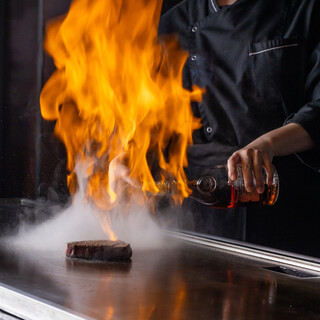 目の前でシェフが焼き上げるカウンター席で素敵なひと時を…