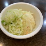 スパゲッティハウス ヨコイ - これは無料のポテサラとキャベツの酢漬け的なもの。水と一緒に出される感じ^_^