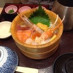 Ohitsugohanshirokujichuu - 海鮮丼。シソが幅をとってる…！？