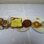 アミール - （左から）ラスク、クロックムッシュ、カレーパン、クリームパン、まめ大福