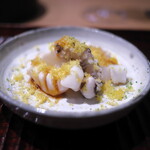 すし処 ひさ田 - 結構食感豊かなゲソに葛ポン酢掛け。からすみをふりかけて。