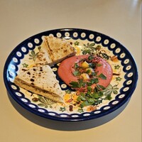 Trattoria Tabule - ピタブレッド、ビーツとひよこ豆のディッブス