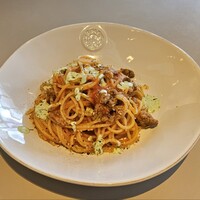 Trattoria Tabule - サルシッチャとバジルヨーグルトのトマトソース カルダモンザータルパスタ(1,600円)