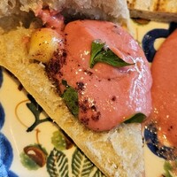 Trattoria Tabule - ビーツとひよこ豆のディッブスはピタブレッドに挟んで