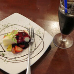 楽楽座 - プチデザート（チーズケーキ）、アイスコーヒー