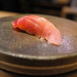 すし処 ひさ田 - 中トロはゆず胡椒を包んで。トロの脂とゆず胡椒の見事な出会い！