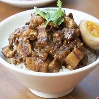 名物「魯肉飯」がお店の1番人気。550円(ランチ820円）