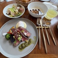 シルー - モーニングステーキ、サラダ、アサイーヨーグルト