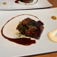 鉄板焼 天 本丸 - 牛すじ入りのお好み焼き