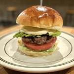 301722868 - ふんわりとしたバンズがとっても美味しかったです✨溢れた肉汁がお皿にたまってます！