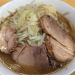 ラーメン二郎 - ラーメン 700円　麺半分・ニンニク・カラメ・アブラ