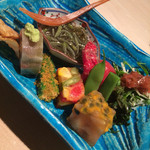くろぎ - 八寸：じゅんさい・トマト煮・ばちこ・海苔の和え物・パッションフルーツのゼリー寄せ・鯖寿司など季節のもの