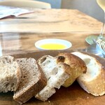 Farm to Me Restaurant - キーブレッド5種　
      ・バゲット・カンパーニュ・ライブレット・ブリオッシュ・大麦高加水パン