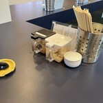 麺屋 AMORE - 卓上調味料たち