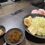 あぐー豚しゃぶしゃぶ専門店 オーシャンBoo！ - 山盛りキャベツ、もずく
