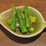 はし to. フォーク - アスパラのお浸し