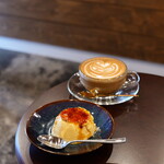 あきの珈琲 - プリン（550円） カフェラテ（600円）