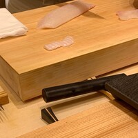 鮨 匠海 - 肉厚の平目半身から薄づくりに身をきりつけます。