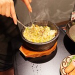 泰元 - 石焼ガーリックライスを仕上げてくれます