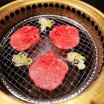 泰元 出水店 - 上タン塩焼き風景