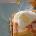 miele - ワッフルのバニラのせにはちみつ