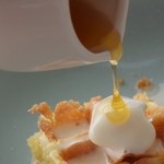 ワッフルのバニラのせにはちみつ