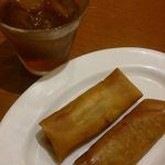 紹興酒（100円）と春巻き2本（299円）（税抜）