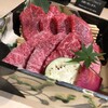 牛刺しと焼肉 仔虎 - ロース（上）＋カルビ（下）