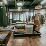 ヨコクラうどん - レトロ感漂う旧家側の 飲食スペース