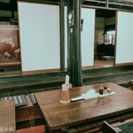 ヨコクラうどん - レトロ感漂う旧家側の 飲食スペース