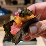 301744793 - 海宝鮨：大間の鮪を使用したトロタクの上にタップリの雲丹・キャビアを一緒にのせて 特注の焼き海苔で巻いてあります。♡ とても豪華な取り合わせですネ！ うぅ～ん！プチプチ食感を楽しみながら 雲丹とトロタクがくちの中で蕩けますぅ～。♪♬